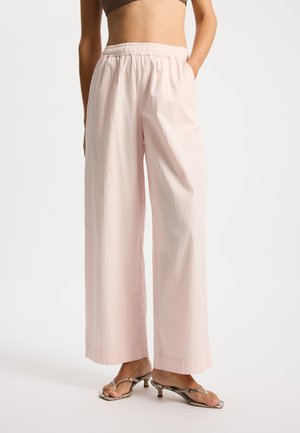 Jasnoróżowe spodnie o szerokich nogawkach w paski, z elastycznym pasem i bocznymi kieszeniami, wykonane z gładkiej tkaniny.