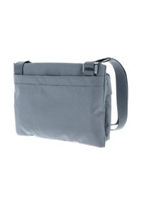 Sac à bandoulière en tissu gris avec un motif en grille texturé. Dispose d'une sangle réglable et d'un compartiment principal zippé. Design compact.