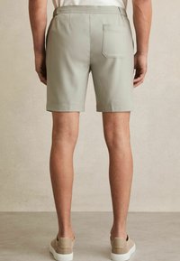 Reiss REGULAR FIT - DECK - Shorts - sage green