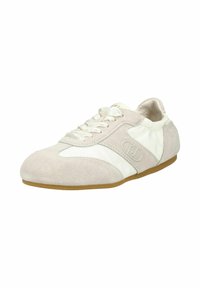 Baskets blanches et beige en daim et tissu avec bout arrondi, fermeture à lacets, semelle en caoutchouc et détail logo sur le côté.