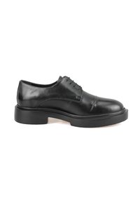 Zwart leren dresschoenen met een strak afgeronde neus, gestikte details en een dikke zwarte rubberen zool. Vetersluiting voor een veilige pasvorm.