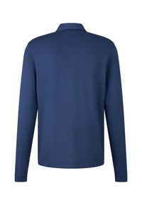 Pánský polo svetr s dlouhým rukávem v tmavě námořnické barvě, vyrobený z měkké tkaniny. Má klasický límec a žebrované manžety, s hladkým jednobarevným povrchem.