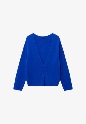 Blauer, flauschiger Cardigan mit tiefem V-Ausschnitt, langen Ärmeln und drei runden Knöpfen vorne. Weiche Textur und lässige Passform.