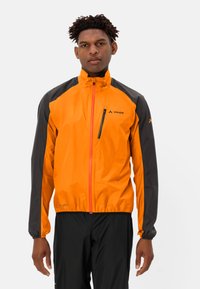 Giacca da uomo con corpo arancione e maniche nere. Presenta una zip frontale, una tasca sul petto e polsini elasticizzati per una vestibilità aderente. Realizzata in materiale leggero.