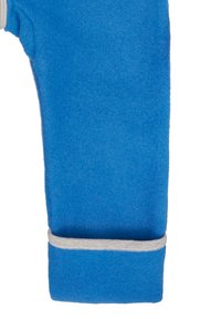Tessuto in pile blu, con un taglio piatto e un bordo elastico grigio all'orlo. La texture appare morbida e leggermente pelosa.