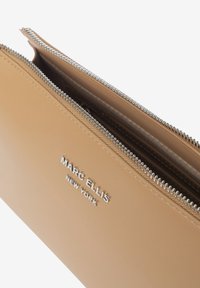 Pochette in pelle tan con chiusura a zip, dotata di logo argentato "MARC ELLIS NEW YORK." Superficie liscia e design rettangolare elegante.