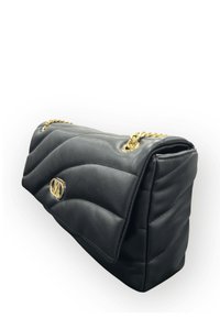 Borsa a tracolla in pelle nera trapuntata con logo in metallo dorato e catena come tracolla. La borsa presenta una chiusura a patta con una finitura liscia e testurizzata.