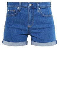 Short en denim bleu avec revers roulés, bouton et fermeture éclair à l'avant, et design à cinq poches sur fond blanc.