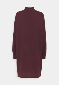 Robe pull longue en maille bordeaux avec un col haut, des épaules tombantes et des poignets côtelés. Texture lisse et coupe droite.
