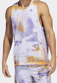 Canotta in rete con motivo astratto viola e arancione; presenta un collo rotondo e un design senza maniche per traspirabilità e comfort.