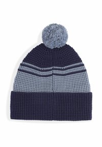 Gebreide beanie in marineblauw en lichtblauw, met een fuzzy pompon bovenop en horizontale strepen over de kroon. Ribbelstructuur op de rand.