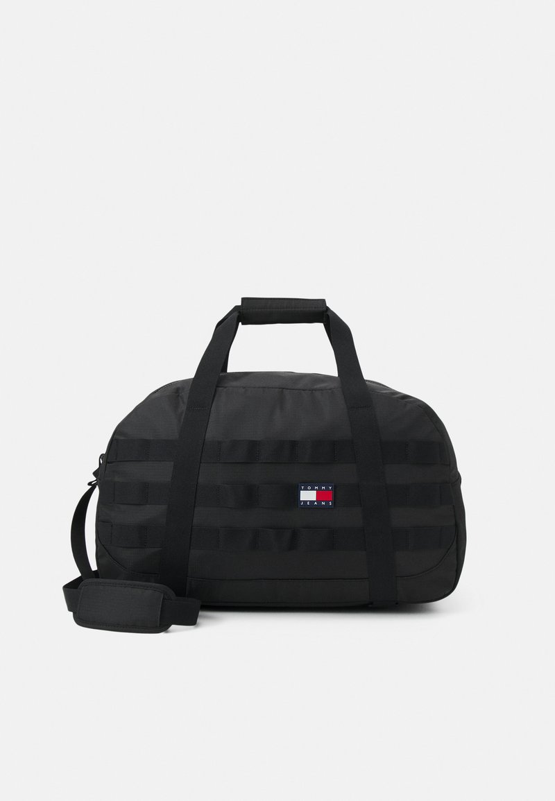 Borsa a busta nera di forma rettangolare, realizzata in tessuto resistente, con due manici superiori, una tracolla e dettagli a striscia orizzontale.