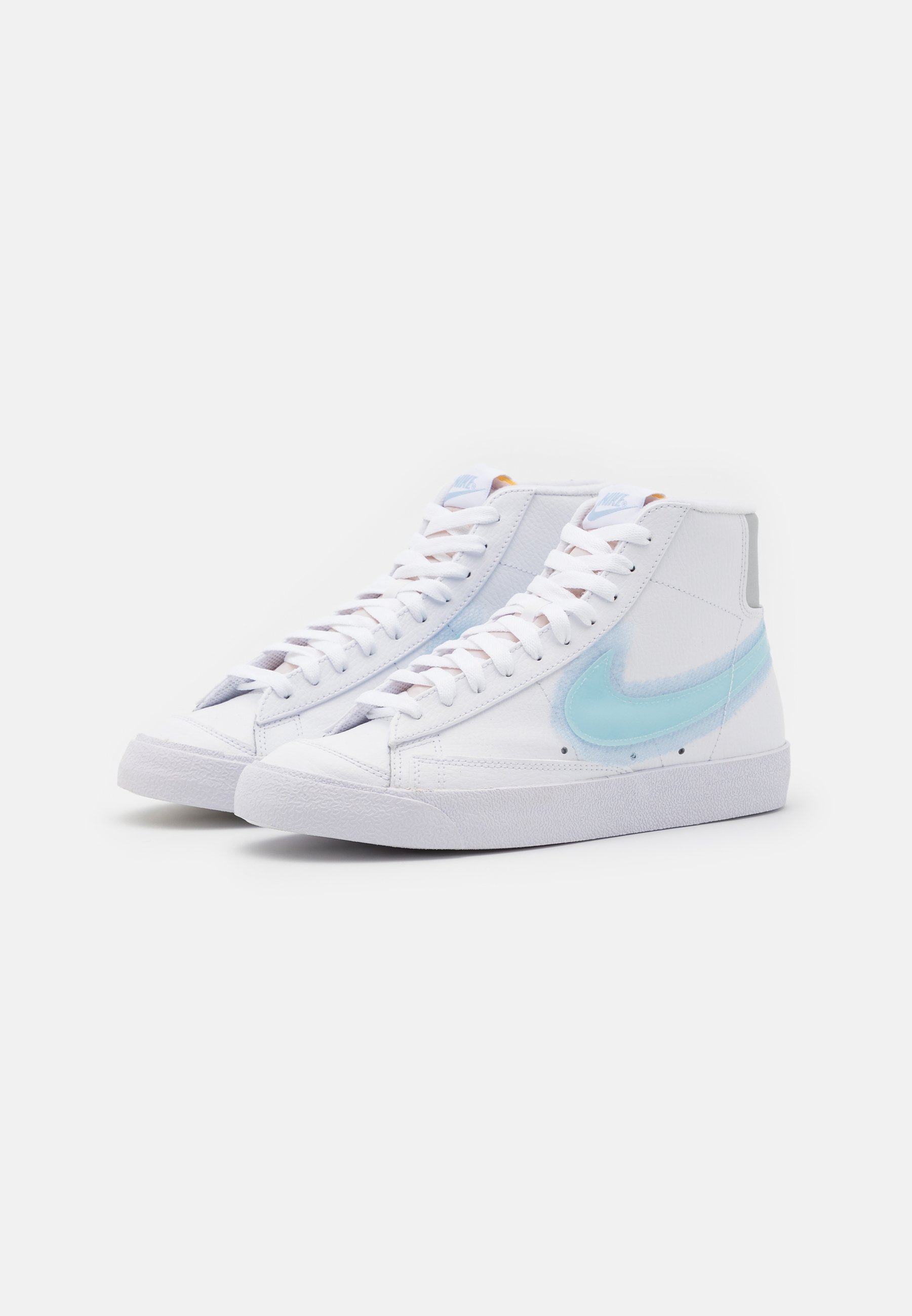 NIKE BLAZER MID 77 BLANCA Y NEGRA 48,95€ · ENVÍO GRATIS |Shoes