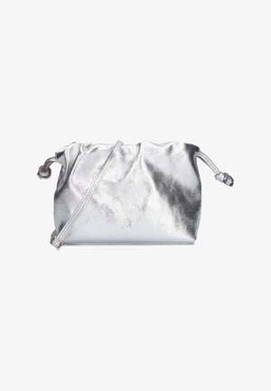 Metalen zilveren schoudertas met een zachte, gekreukelde textuur. Voorzien van een afneembare schouderriem en een trekkoordsluiting aan de bovenkant.