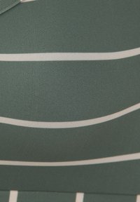 Zeleni materijal s bijelim horizontalnim prugama, s glatkom teksturom i prilagođenim dizajnom, vjerojatno za upotrebu u kupaćim kostimima ili aktivnoj odjeći.