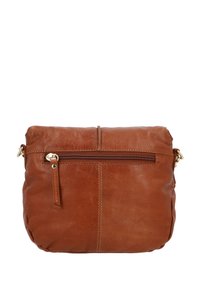 Hnědá kožená crossbody taška s kapsou na zip na zadní straně, kulatým tvarem a akcenty zlaté barvy. Hladký povrch se švy.