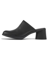 Zwarte leren instapmuiltje met ronde neus en blokhak, zijaanzicht op witte achtergrond.