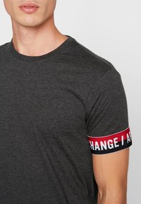 Armani Exchange Triko s potiskem - dark grey