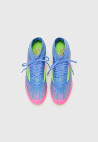 Pantofi sport albaștri și roz cu un design în gradient, finisaj texturat, șireturi subțiri și interior de culoare verde aprins.