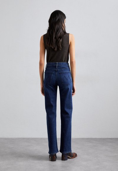 Pantalones vaqueros de tiro alto en azul oscuro con piernas rectas, que cuentan con dos bolsillos traseros con costura en zigzag y un cierre de cremallera.