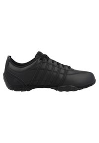 Chaussure de sport noire avec une tige en cuir lisse, fermeture à lacets et trois rayures horizontales sur le côté. Semelle en caoutchouc pour une meilleure adhérence.