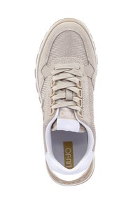 Beige teniske z zgornjim delom iz mrežastih in semisuvnih materialov, okroglo prst, zapiranje na vezalke, oblazinjen rob, logo na jeziku, bela podloga z rahlo dvignjenim delom.