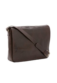 Borsa a tracolla in pelle marrone con una superficie liscia, linee pulite e una singola tracolla regolabile. Presenta una fibbia dorata e una chiusura a pattina.