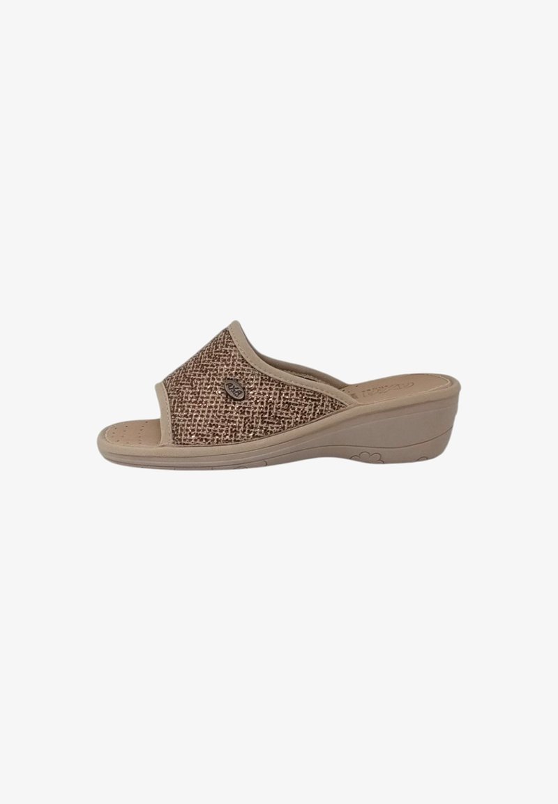 Sandali color beige a slip-on con una parte superiore in tessuto marrone texturizzato, design open toe e suola a zeppa ammortizzata. Presenta il logo del brand sul lato.