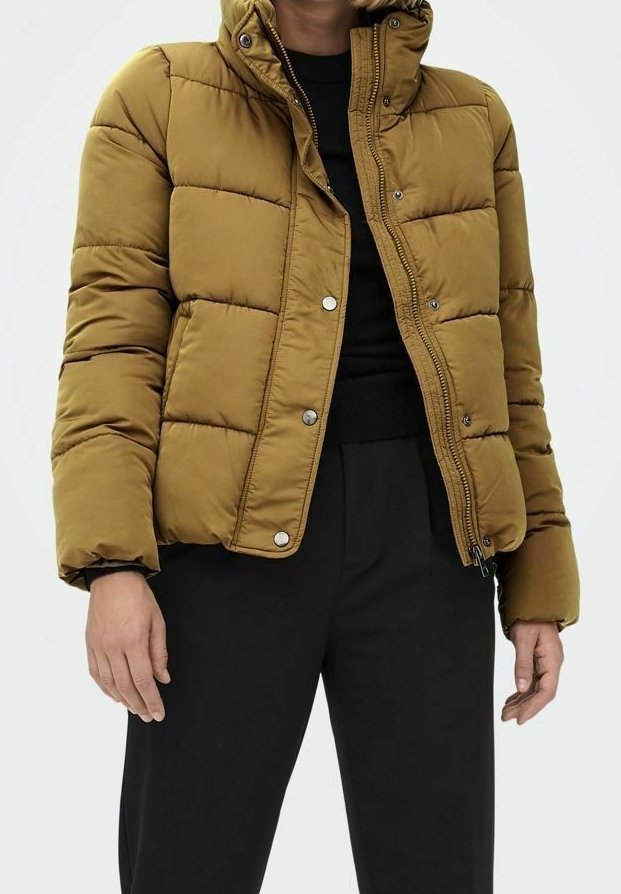 Kurtka puchowa w ciemnym musztardowym kolorze, pikowana konstrukcja z zatrzaskami i wysokim kołnierzem. Gruby materiał, krótki fason, boczne kieszenie i zamek błyskawiczny.