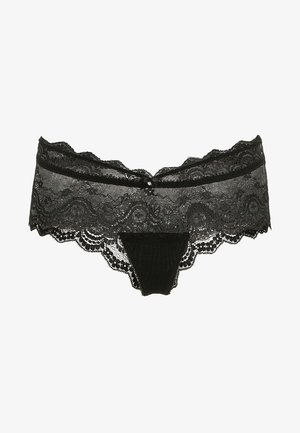 Schwarze Spitzenunterwäsche mit floralen Mustern, gewellten Kanten und einer zentralen Verzierung. Verfügt über eine Tanga-Silhouette und einen transparenten Stoff.