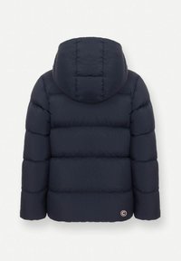 Giubbotto imbottito blu scuro con cappuccio, caratterizzato da una costruzione trapuntata, polsini elastici e un dettaglio logo circolare sull'orlo sinistro.