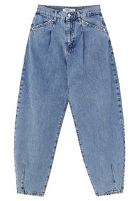 Jean en denim bleu clair taille haute avec plis, fermeture bouton et fermeture éclair, poches avant et fentes aux chevilles.