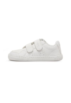 Low-profile witte sneaker met dubbele klittenbanden en geperforeerde zijkanten, gezien vanaf de buitenkant tegen een witte achtergrond.