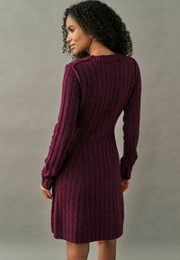 Next FIT AND FLARE MINI WITH - REGULAR FIT - Svetríkové šaty - red berry