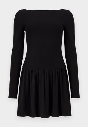 Melnas, garām piedurknēm kleita ar piegulošu augšdaļu un izplestu, savākto svārku, attēlota uz vienkārša balta fona.