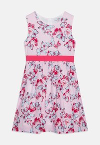 Abito rosa con stampa di farfalle in blu e rosso, caratterizzato da un design senza maniche, scollatura rotonda e una cintura di colore rosa. Motivo a righe bianche.