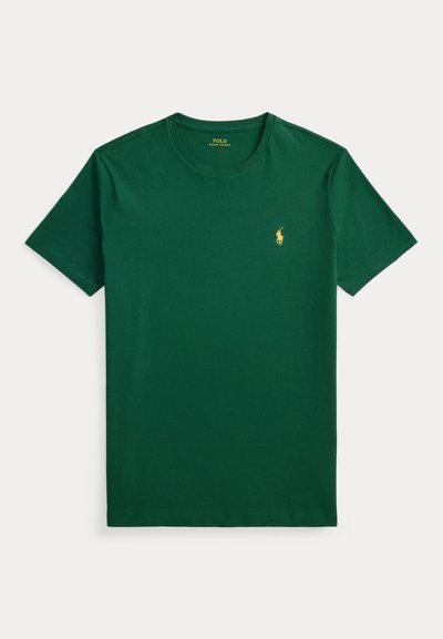 Πράσινο βαμβακερό μπλουζάκι με κλασικό στρογγυλό γιακά και κοντά μανίκια. Διαθέτει μικρό κίτρινο λογότυπο πόλο στο αριστερό μέρος του στήθους. Απαλή υφή.