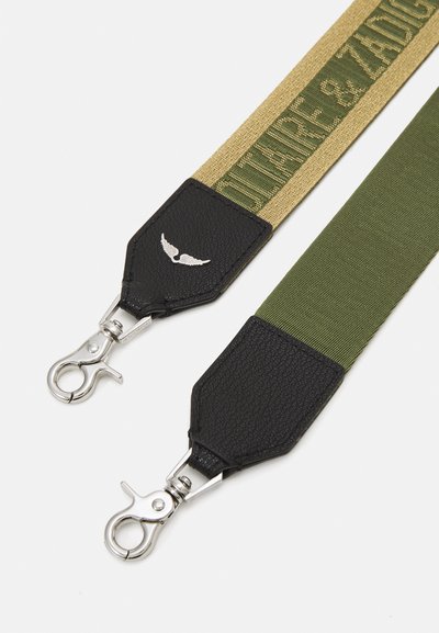 Sangle en toile composée de sections khaki et vert olive ; extrémités en cuir noir avec des ferrures en acier inoxydable et des détails de logo en relief en forme d'aile.
