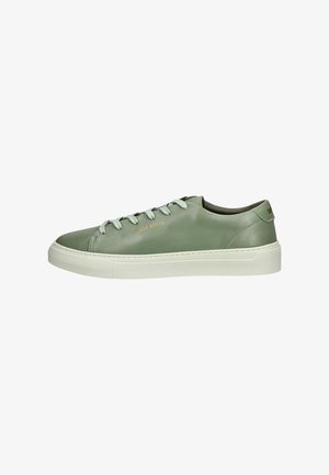 Sneaker verde in pelle con lacci verde chiaro, suola in gomma bianca e marchio impresso sul lato. Finitura liscia con design minimalista.