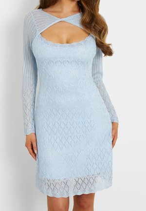 Robe en maille bleu clair à manches longues, avec un motif en losange, un col festonné et un design croisé sur la poitrine.