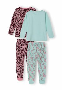 Dos juegos de pijamas para niños. Uno tiene una parte superior y pantalones con estampado de leopardo rosa; el otro presenta una parte superior azul claro y pantalones con dibujos de gatos.