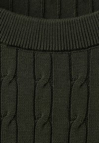 Ciemnozielony sweter z grubym wzorem warkocza i prążkowanym, okrągłym dekoltem.