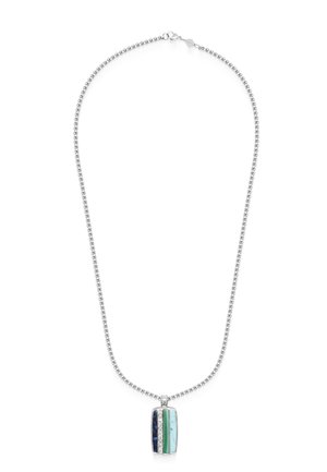 Sølvkæde med vedhæng i rektangulær form med flere farvede striber: mørkeblå, turkis og lysegrøn.