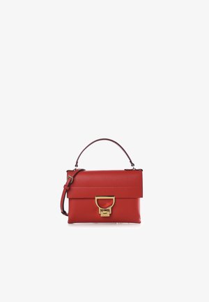 Borsa a mano in pelle rossa con manico superiore, tracolla regolabile e chiusura curva color oro sulla patta frontale.
