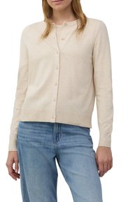 Lichtbeige cardigan, gebreide textuur, knoopsluiting aan de voorkant, ronde halslijn, lange mouwen, ribgebreide boord en manchetten. Gepaarde met lichtblauwe jeans.