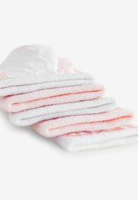 Calzini di cotone bianchi e rosa chiaro con una texture morbida e motivi sottili. Impilati ordinatamente con colori alternati e bordi puliti.