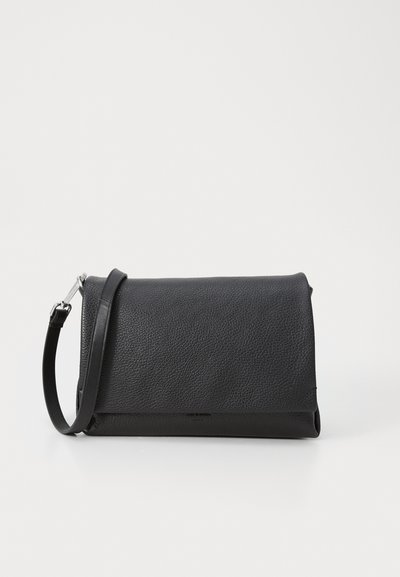 Bolso de mano de cuero negro con un acabado texturizado, forma rectangular y una correa desmontable. Presenta un cierre con solapa y un branding sutil.