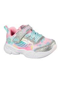 Zapatillas plateadas brillantes con un patrón de tie-dye en rosa y azul, correa ajustable y diseño de alas en el lateral. Suela blanca texturizada.