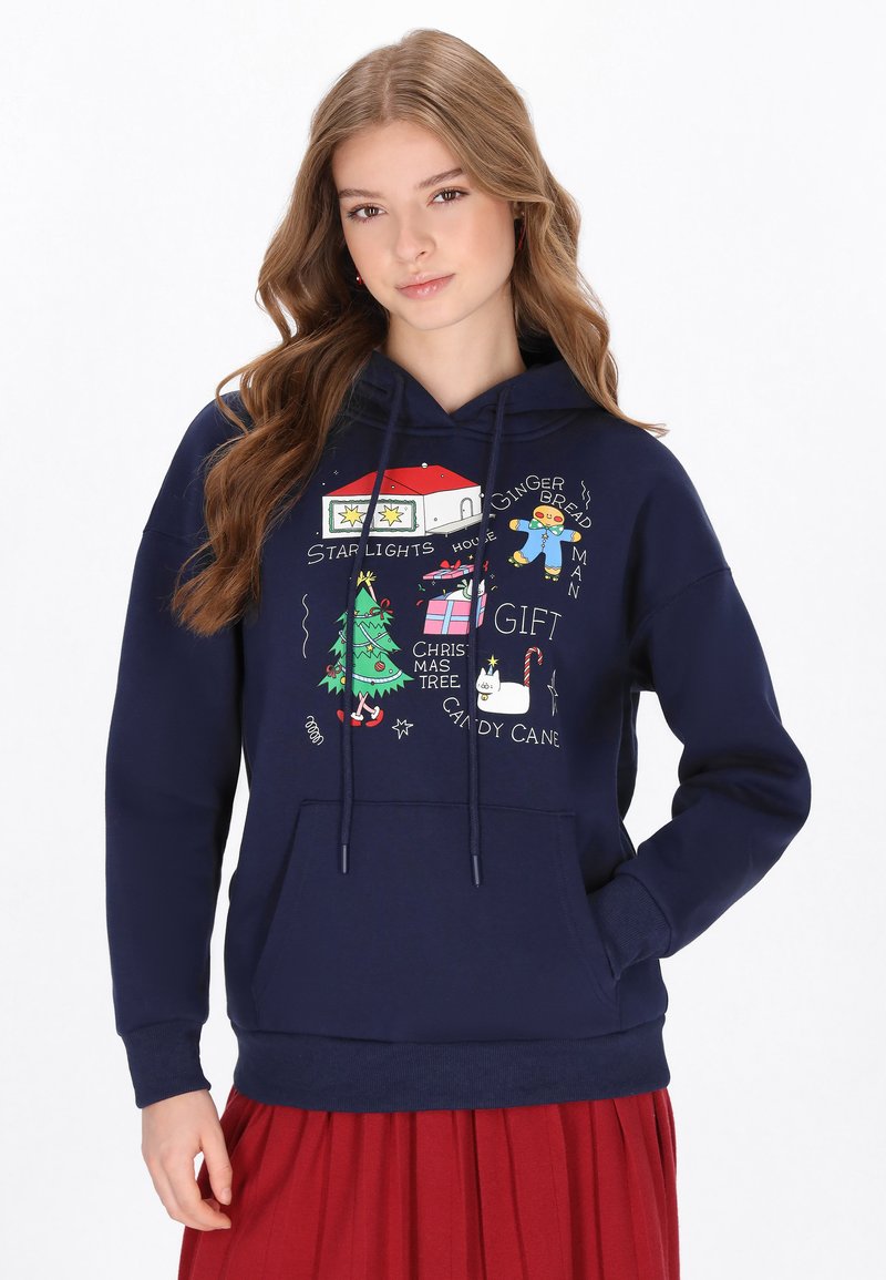 Tengerészkék kapucnis pulóver puha anyagból, középen nyomott mintával, amelyen ház, karácsonyfa, mézeskalács figura és nyalóka látható. Elöl zseb.