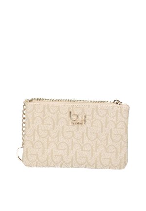 Pochette da polso beige di design con motivo monogramma ripetuto, tracolla a catena dorata, chiusura superiore con zip e piccola targhetta in metallo con logo sul davanti.